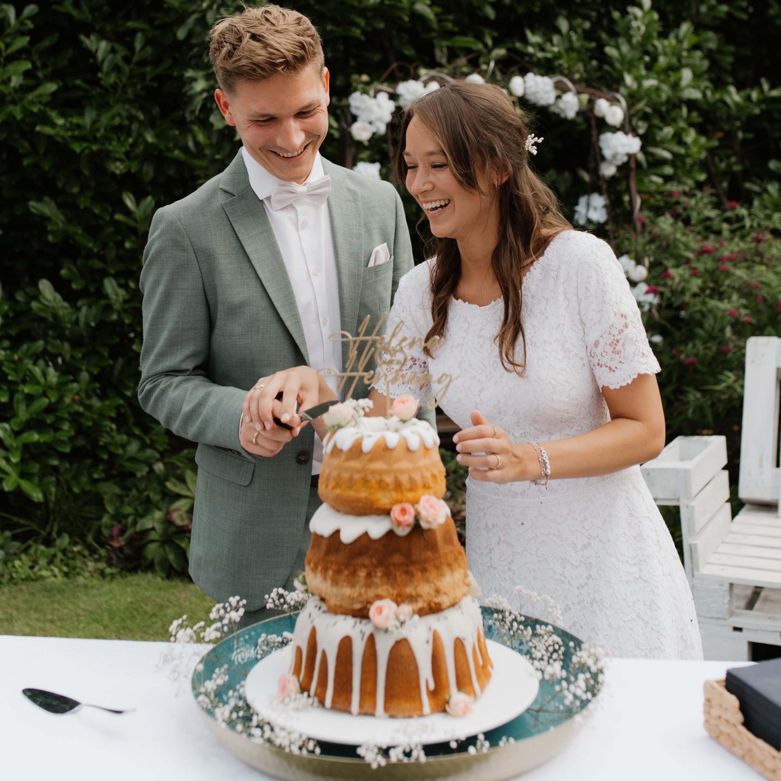 Hochzeitspaar schneidet Kuchen an