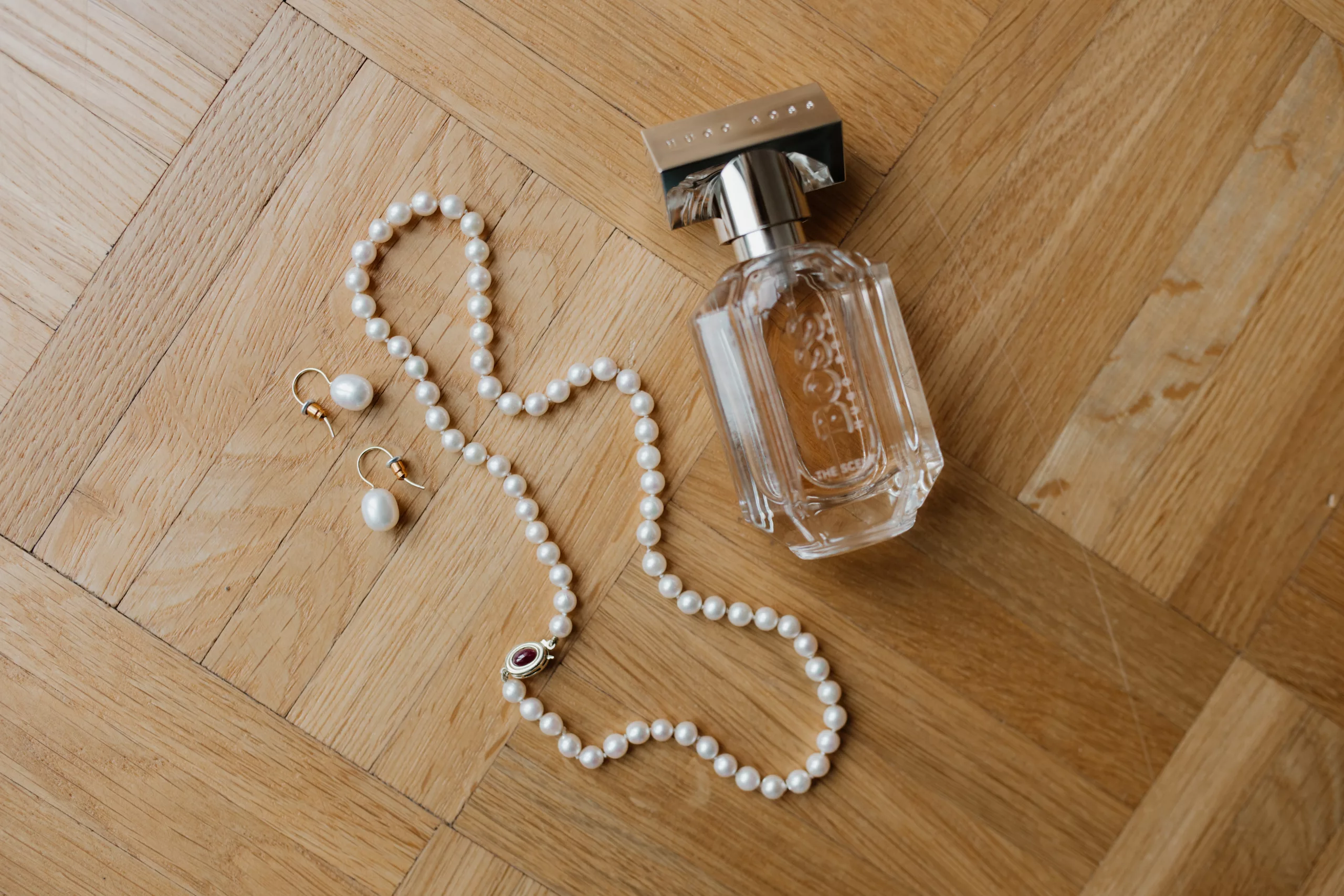 Flatlay von Hochzeitsschmuck während Getting ready