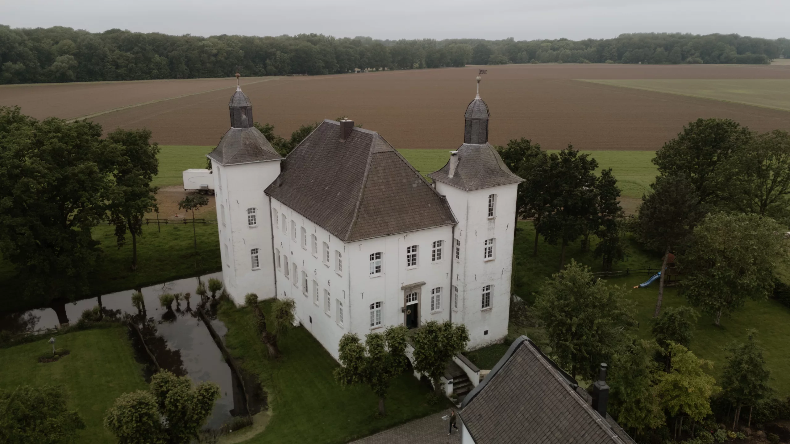 Drohne; Foto von oben, Luftperspektive von Hochzeitslocation