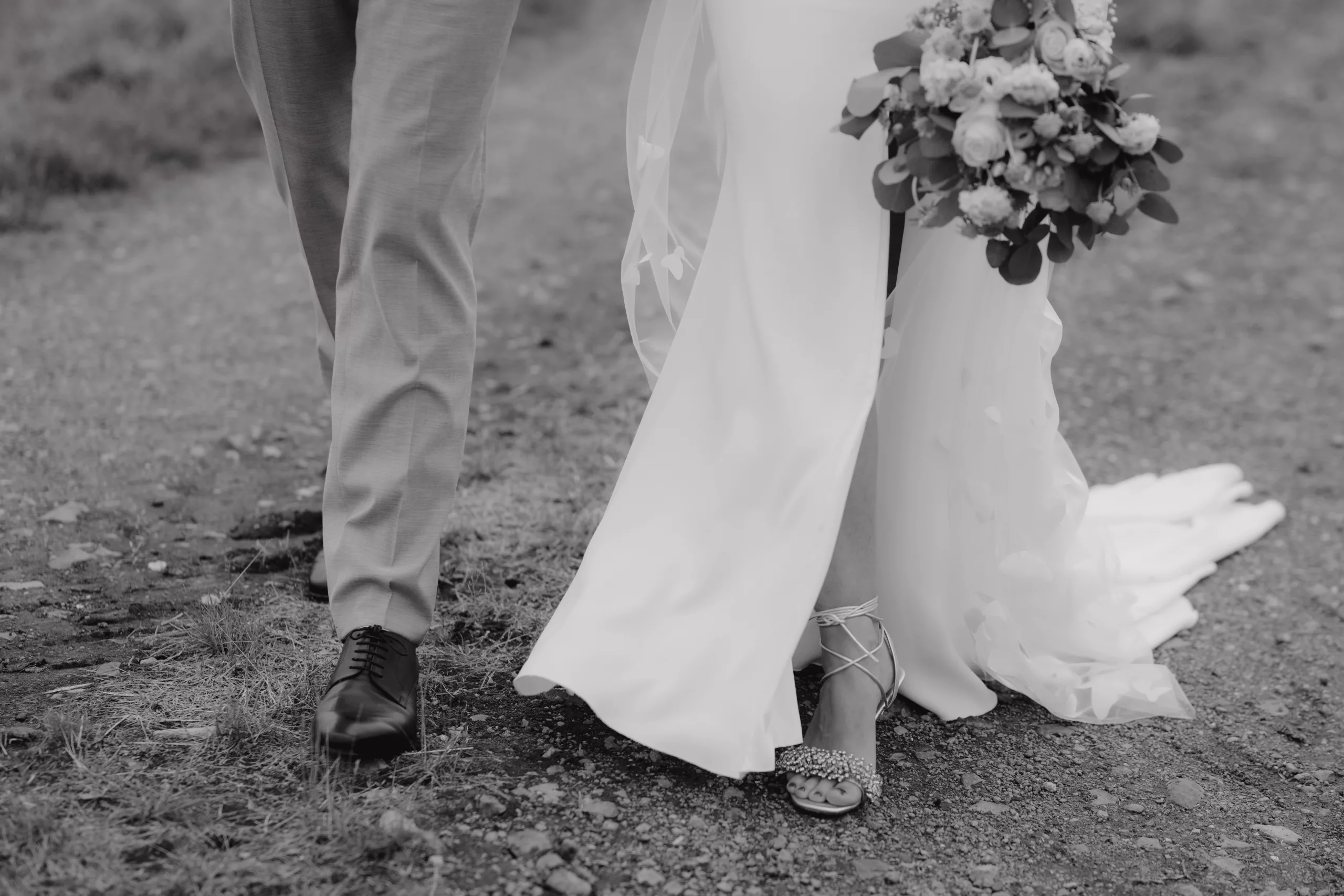 Detailshot von Brautpaar, Schuhe und Kleid und Anzug beim laufen