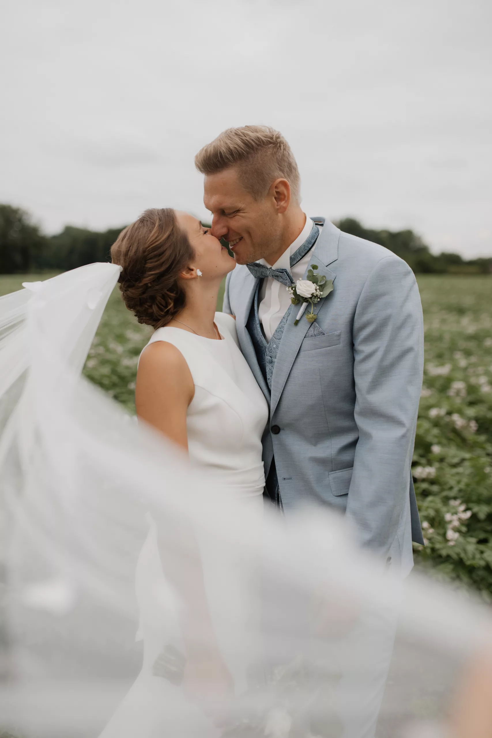 Hochzeitspaar küsst sich, mit Schleier, Editorial