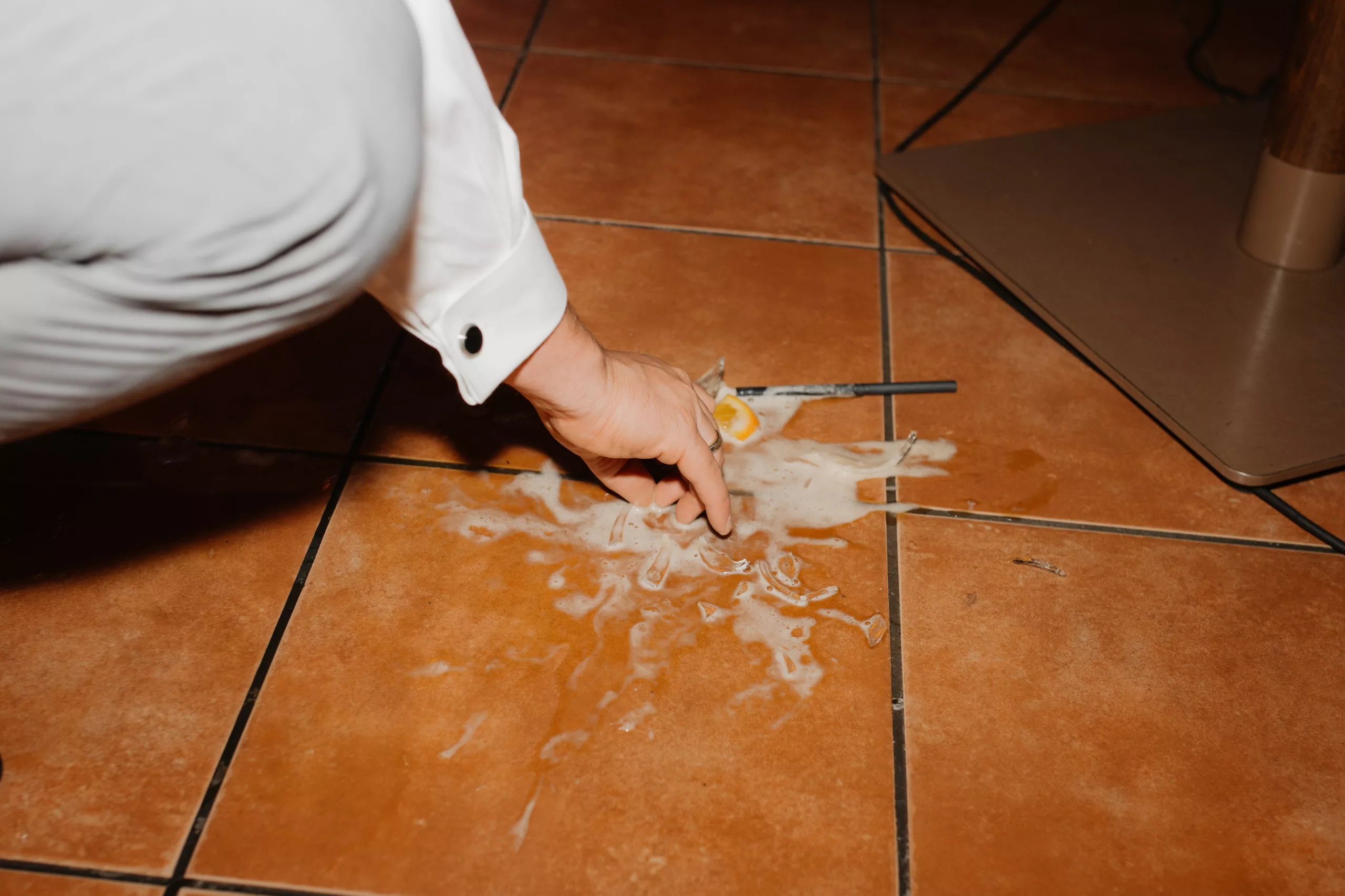 Glas geht kaputt, Scherben auf dem Boden