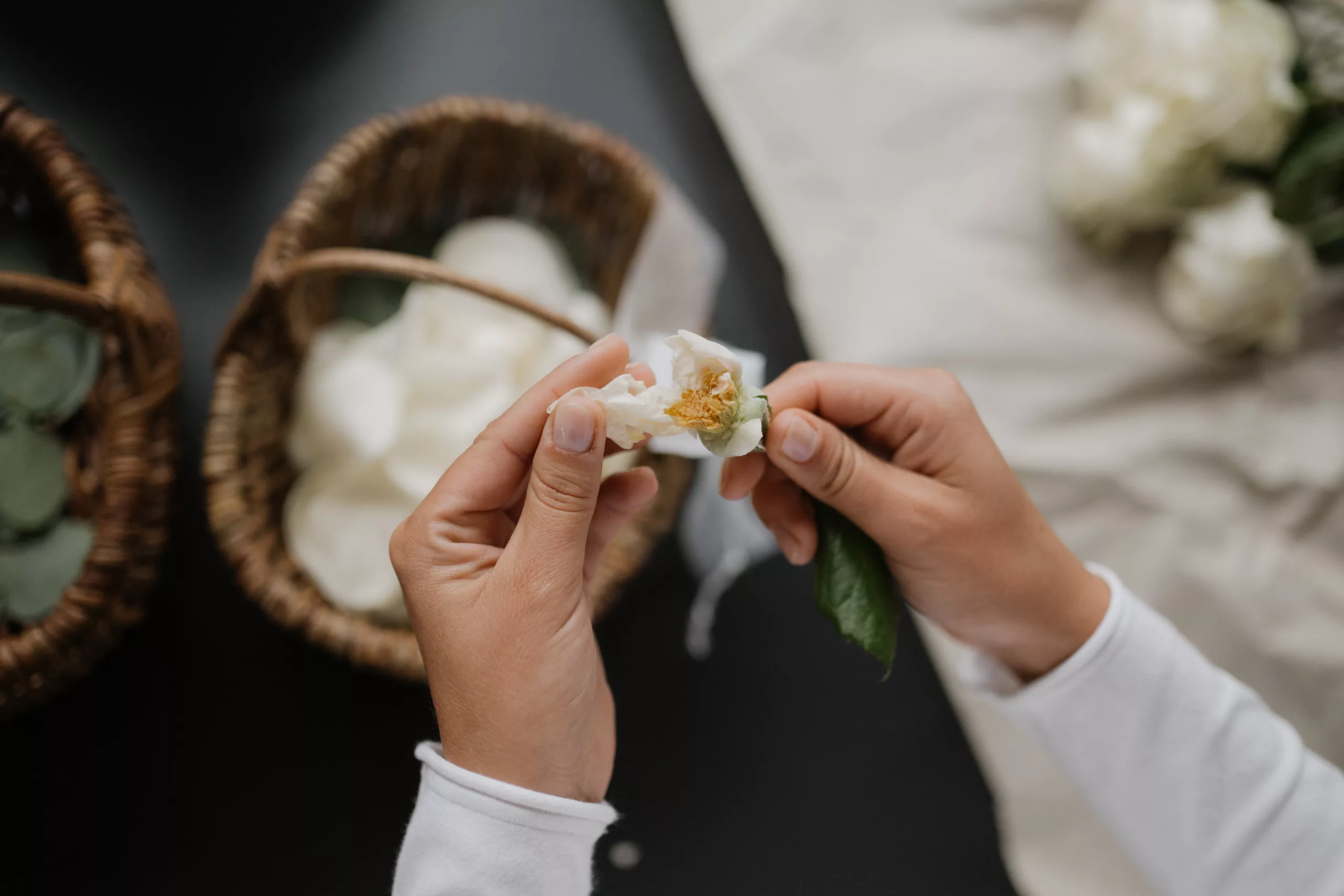Blumen werden abgezupft für Zeremonie