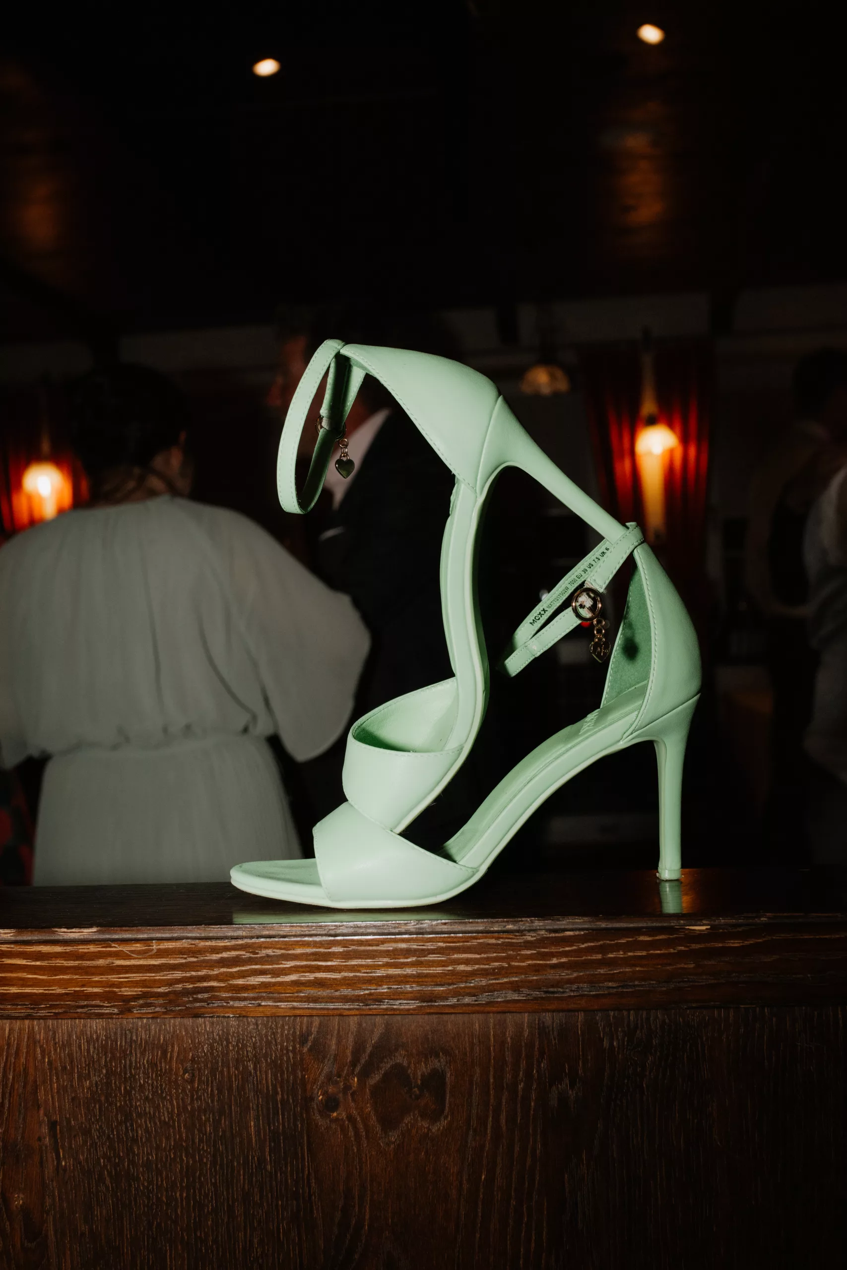 Hochzeitsschuhe ästhetisch gestapelt, mit Blitz fotografiert