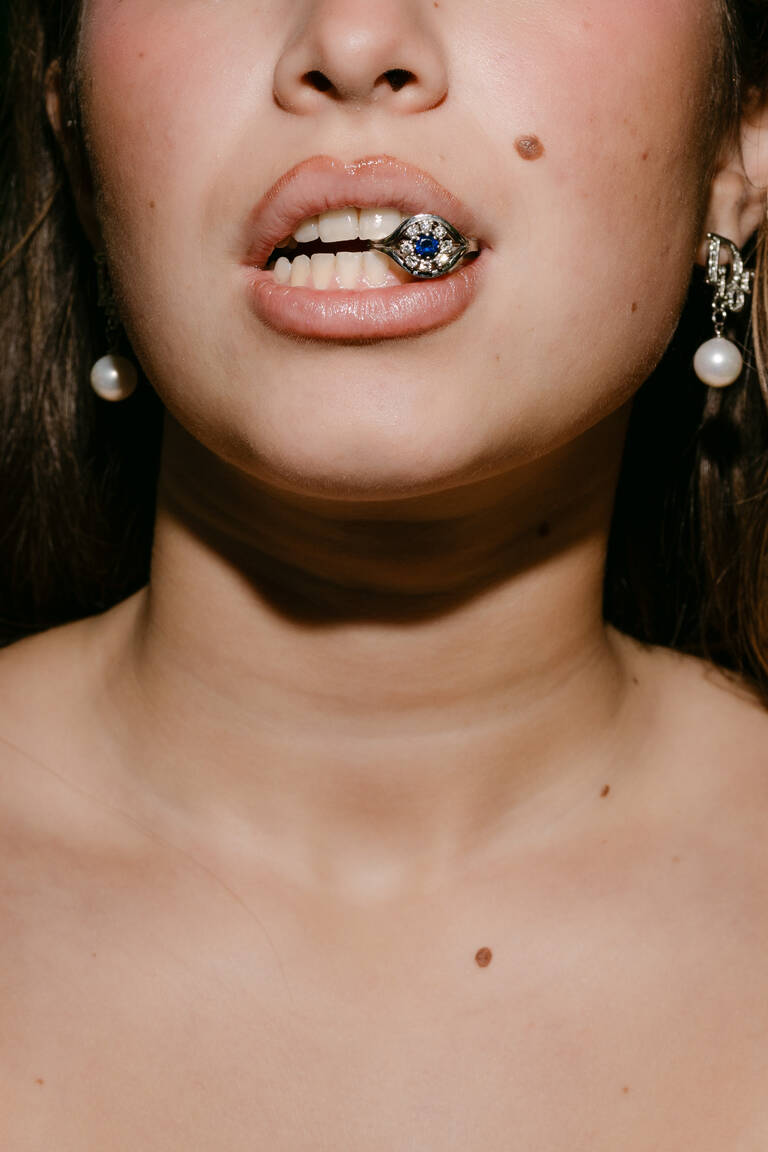 Braut hat Ring im Mund, editorial Foto