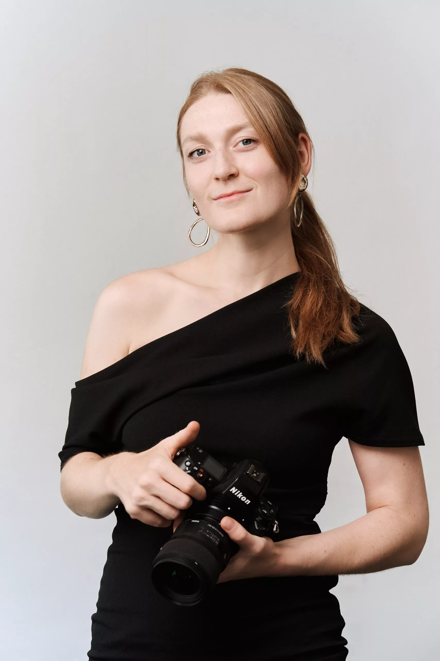 Lea Feicks Fotografin, Frau mit Kamera in der Hand zu sehen