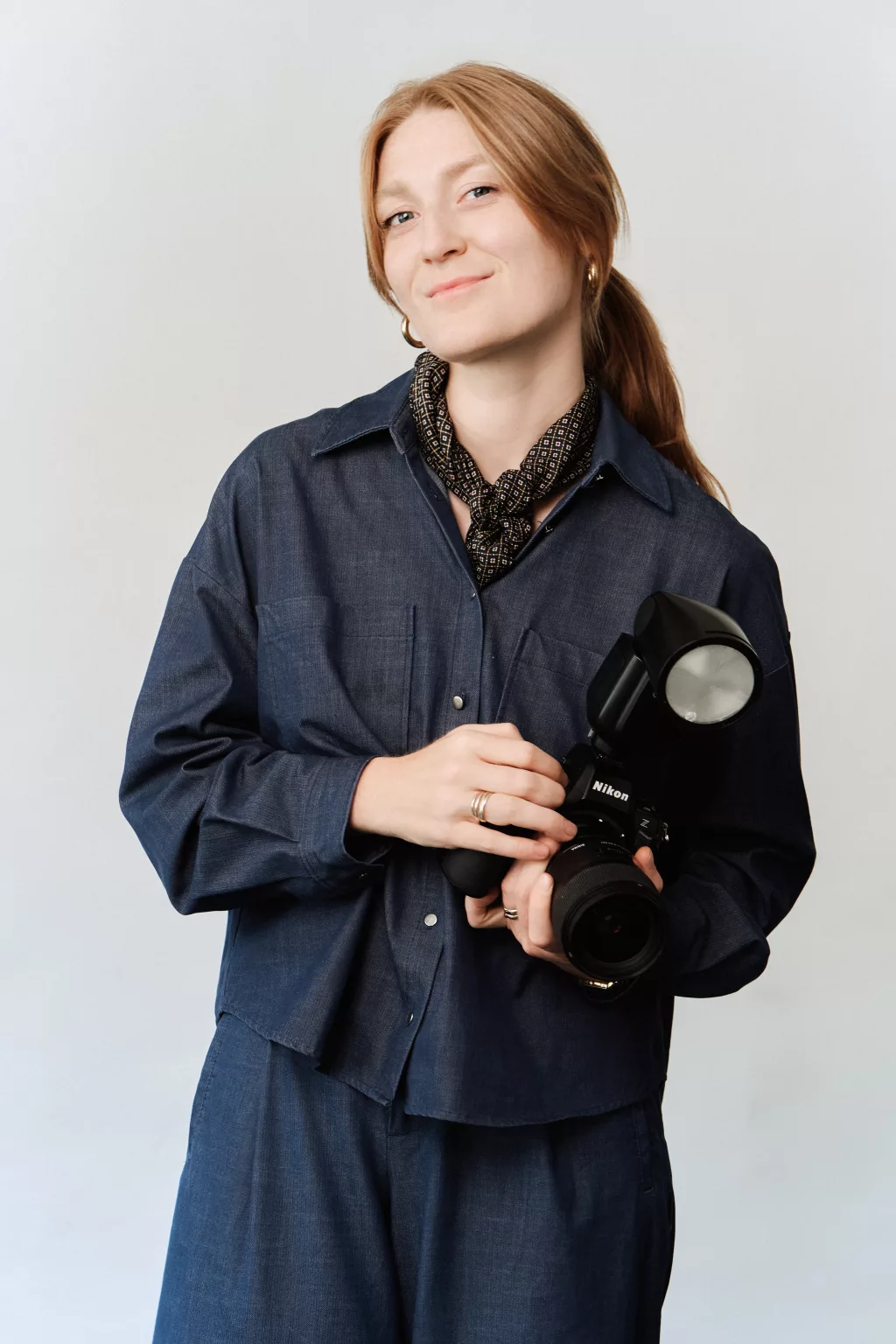 Lea Feicks Fotografin, Frau mit Kamera in der Hand zu sehen