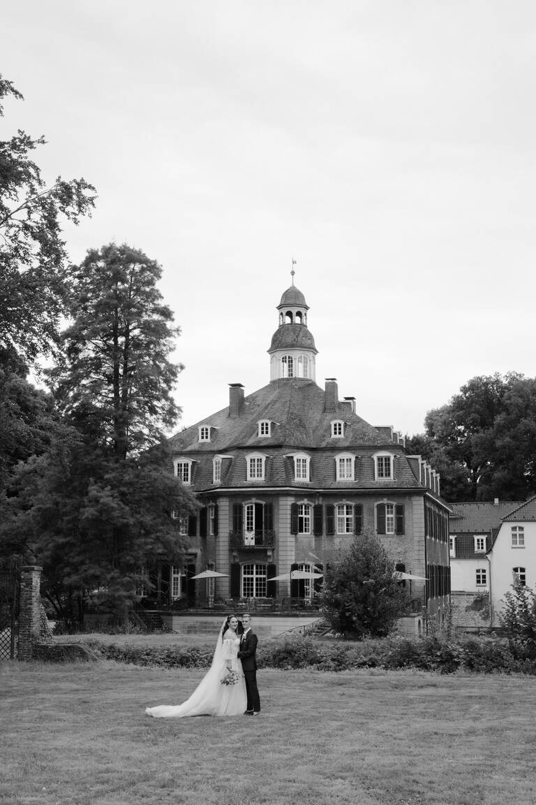 Schloss Hackhausen mit Brautpaar im Vordergrund