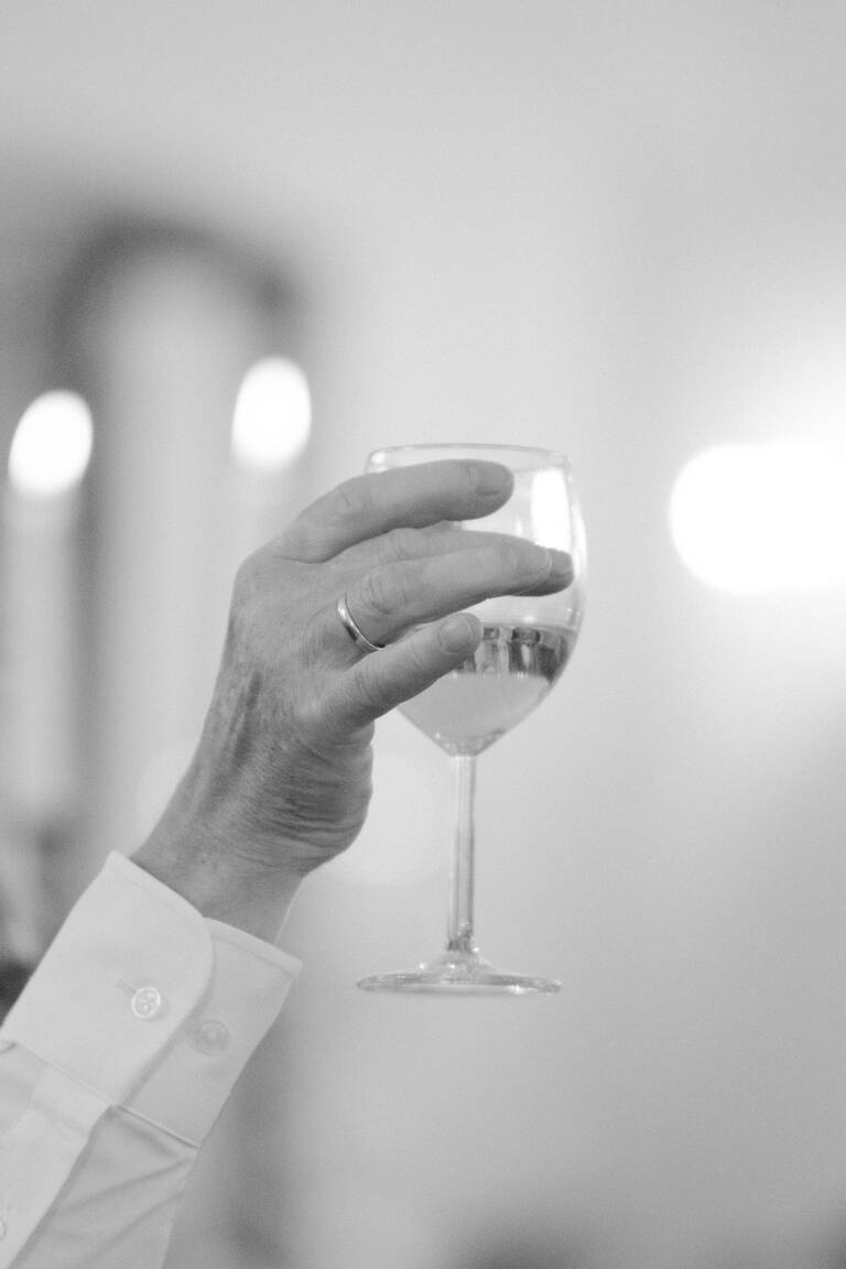 Ein Hoch auf das Brautpaar, Glas wird gehoben zur Rede