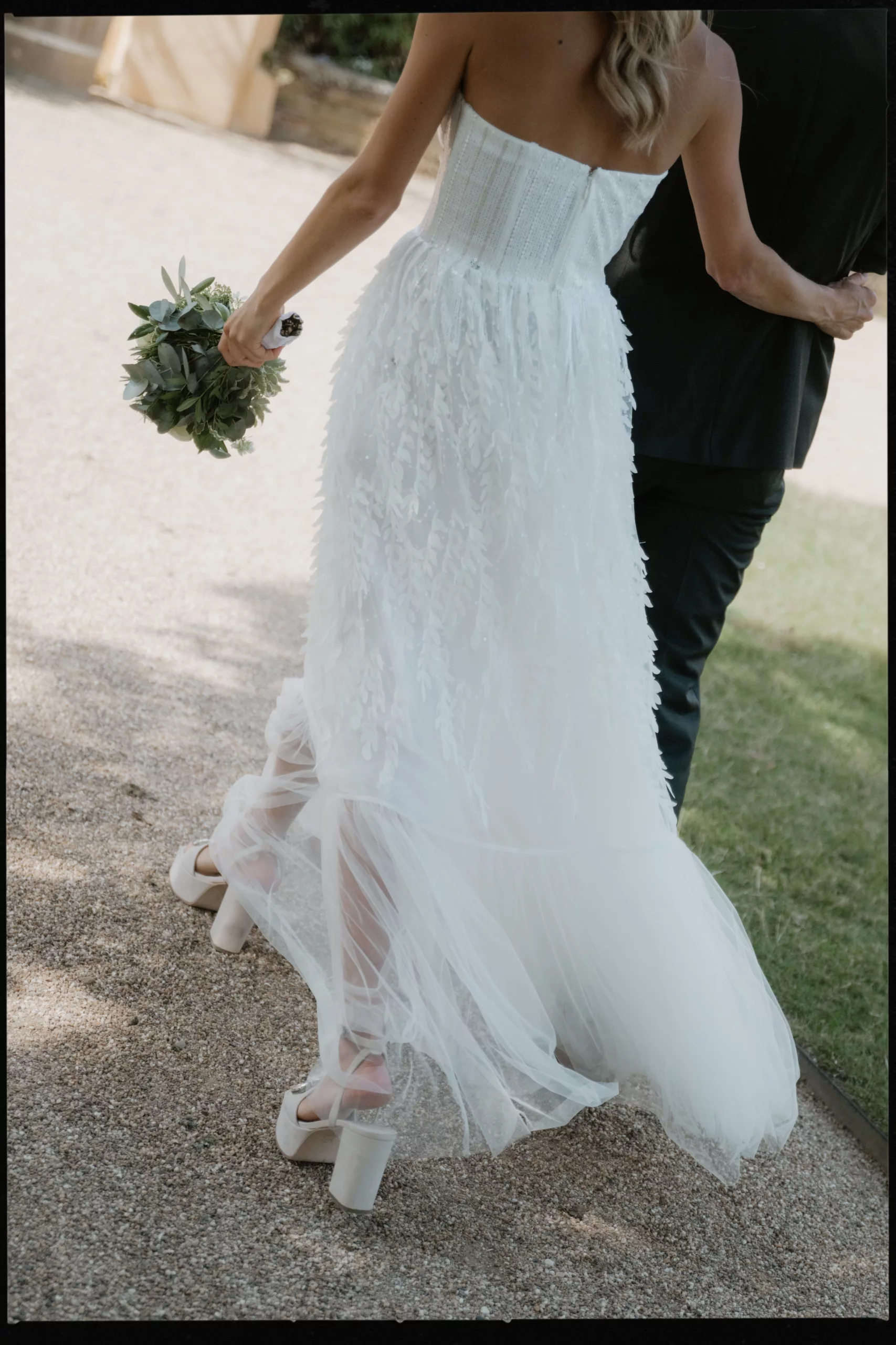Hochzeitskleid weht beim gehen im Wind
