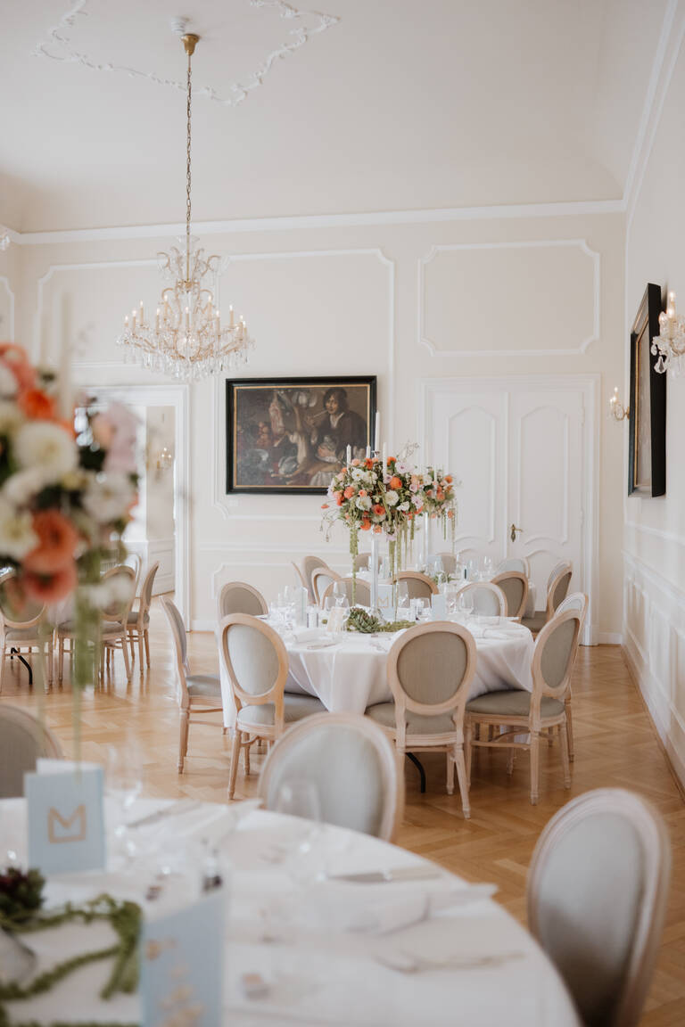 Hochwertige Blumenarrangement auf Tischen in Schloss Dyck, Hochzeitslocation, runde Tische
