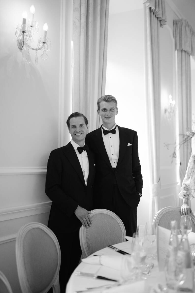 Black Tie, Bräutigam und Best Man, Trauzeuge lächeln in Kamera, tragen schwarze Anzüge und schwarze Fliege