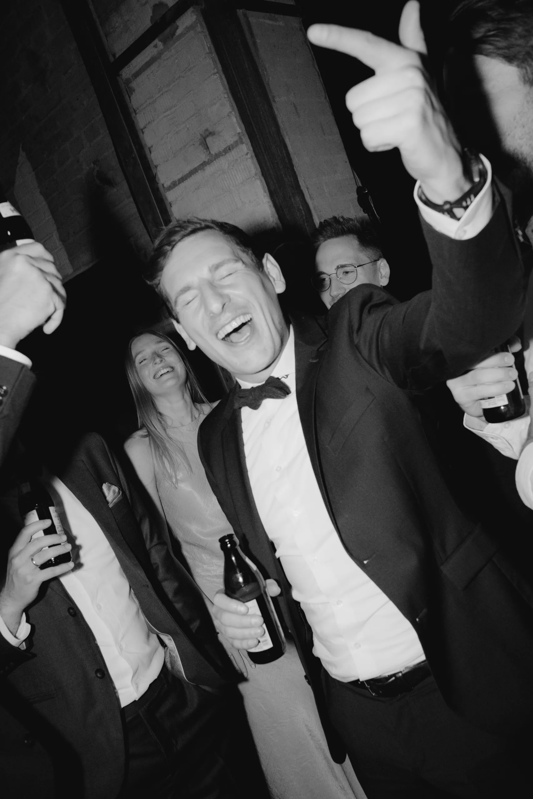 Schick gekleideter Mann auf Party mit Pose, hat eine gute Zeit beim feiern