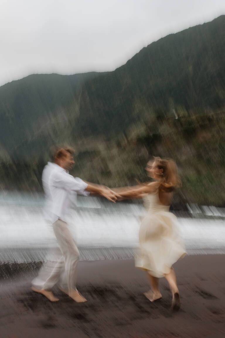 Brautpaar rennt im Kreis, mit unscharfe, über Sandstrand, in Madeira