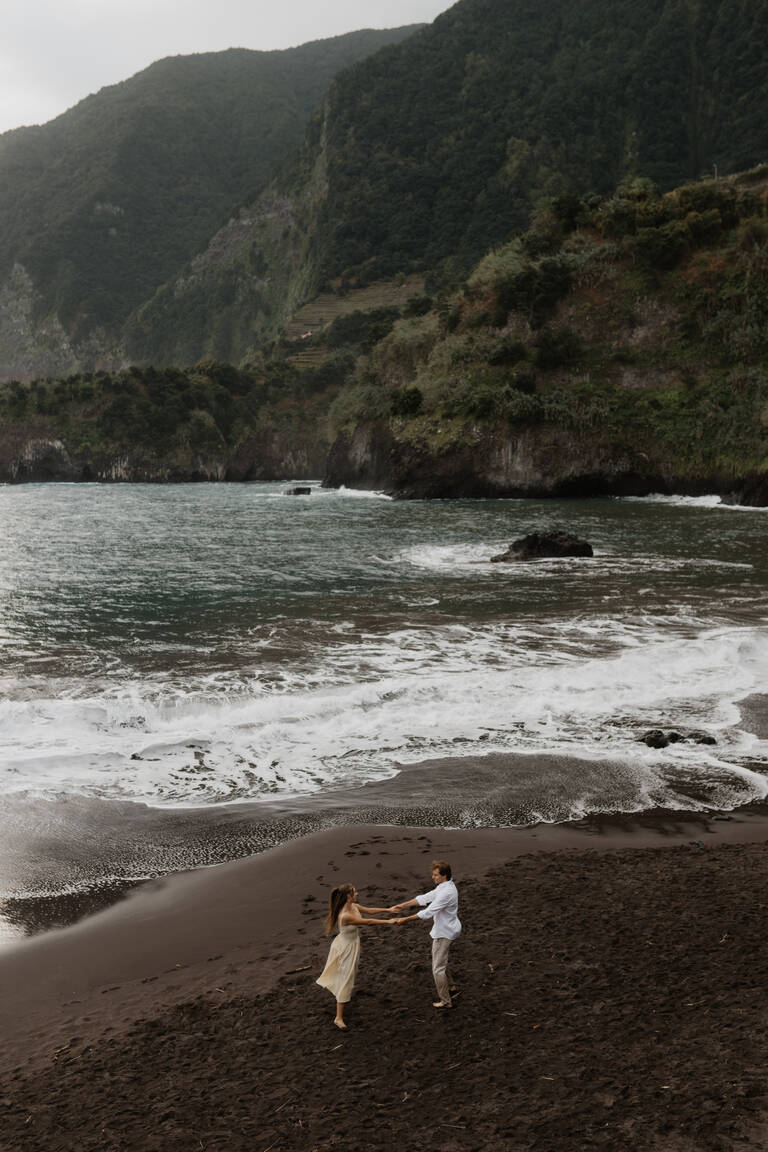 Brautpaar rennt im Kreis, über Sandstrand, in Madeira