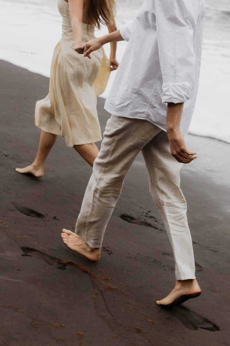 Paar läuft über Sandstrand in Madeira