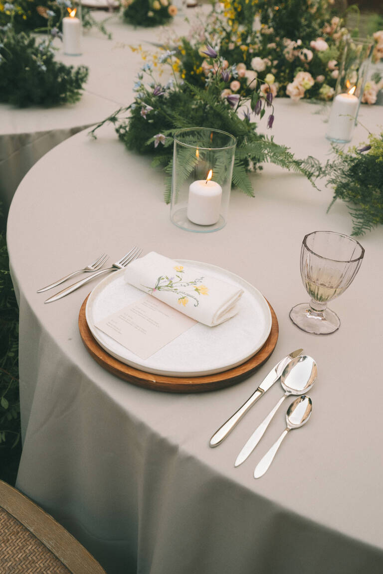 Abendstimmung von einem mit Blumen geschmückten Hochzeitstisch in einer Finca auf Mallorca, Son Burget Villa