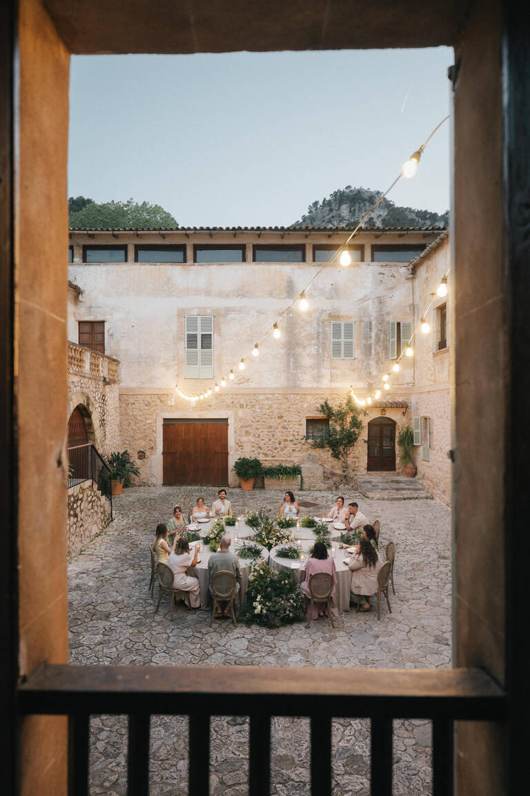 Abendstimmung von einem mit Blumen geschmückten Hochzeitstisch in einer Finca auf Mallorca, Son Burget Villa
