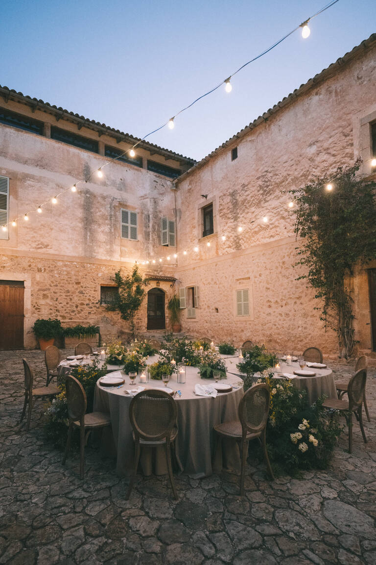 Abendstimmung von einem mit Blumen geschmückten Hochzeitstisch in einer Finca auf Mallorca, Son Burget Villa