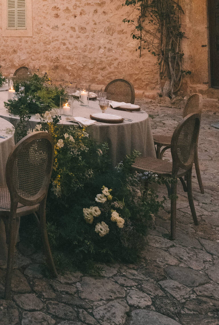 Abendstimmung von einem mit Blumen geschmückten Hochzeitstisch in einer Finca auf Mallorca, Son Burget Villa