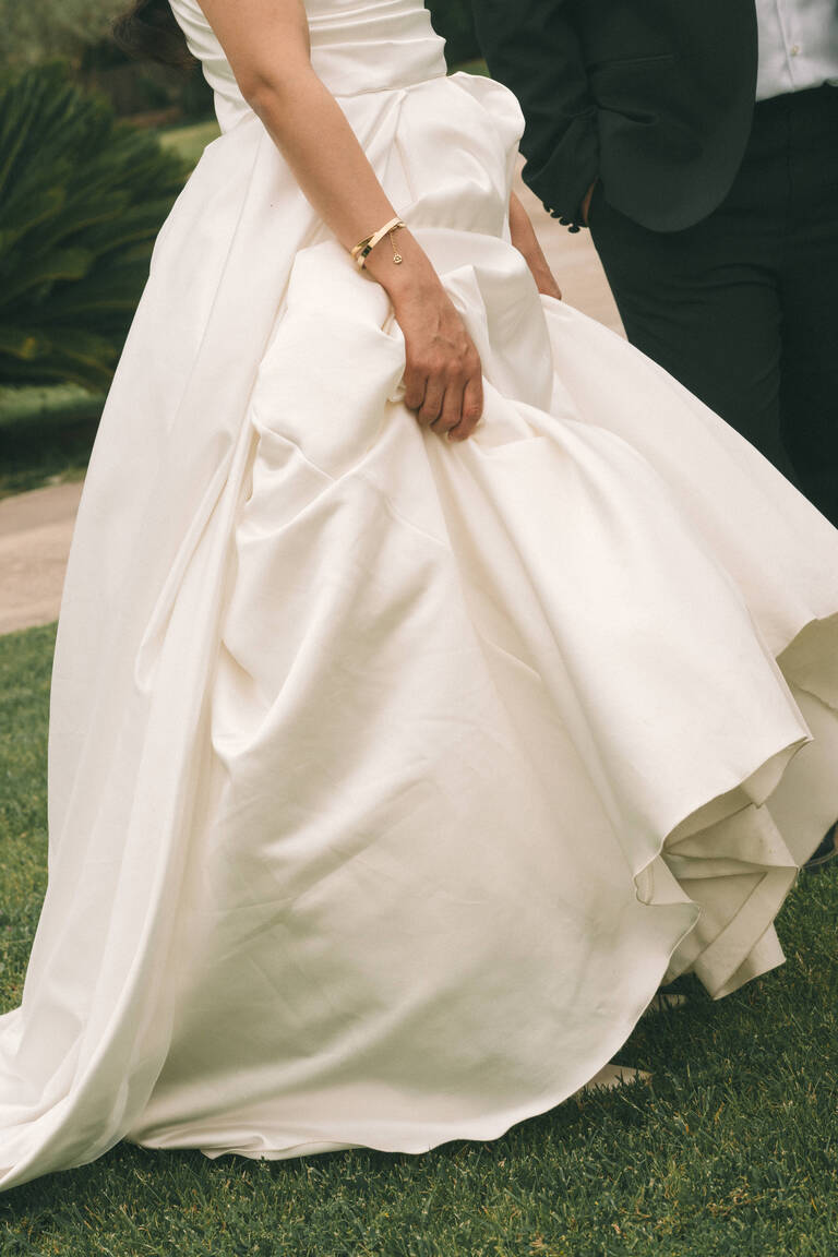 Edles Brautkleid, Braut hält es mit der Hand